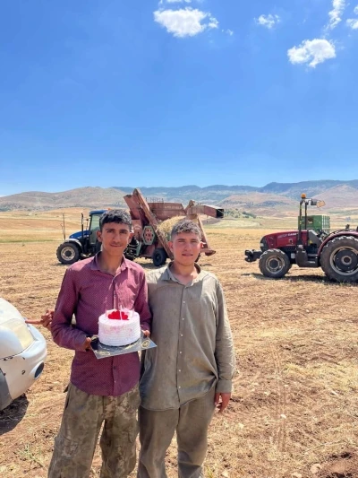 Mercimek tarlasında kavurucu sıcak altında doğum g&uuml;n&uuml; s&uuml;rprizi
