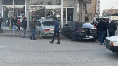 Merdiven basamakları otomobillerin işyerine dalmasını engelledi
