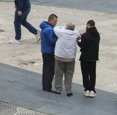 Merdivenden inerken d&uuml;şen 2 kişinin yardımına vatandaşlar koştu
