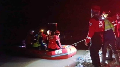Meri&ccedil; Nehri kıyısında mahsur kalan 2 iş&ccedil;i kurtarıldı
