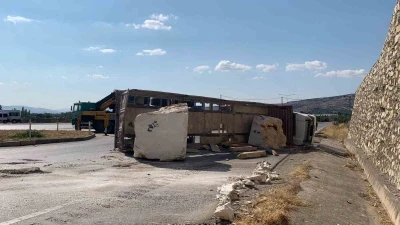 Mermer blok yüklü tır yola devrildi: 1 yaralı
