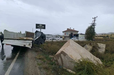 Mermer yüklü tırın metrelerce kaydığı anlar güvenlik kamerasında
