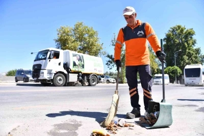 Mersin B&uuml;y&uuml;kşehir Belediyesi temiz bir kent i&ccedil;in sahada
