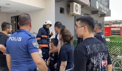 Mersin&rsquo;de 10 katlı binada yangın: Sağlık ekipleri dumandan etkilenenlere m&uuml;dahale etti
