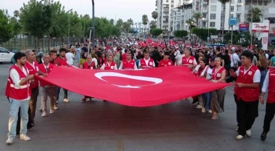 Mersin&rsquo;de 15 Temmuz y&uuml;r&uuml;y&uuml;ş&uuml; d&uuml;zenlendi, demokrasi n&ouml;beti tutuldu
