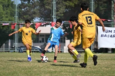 Mersin&rsquo;de 3 binden fazla &ccedil;ocuk futbol ş&ouml;leninde buluştu
