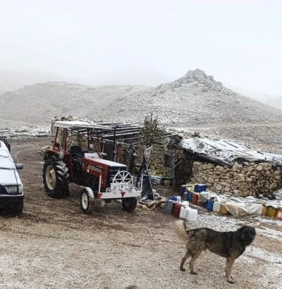Mersin’de Anamur’un yüksek kesimlerine mevsimin ilk karı düştü
