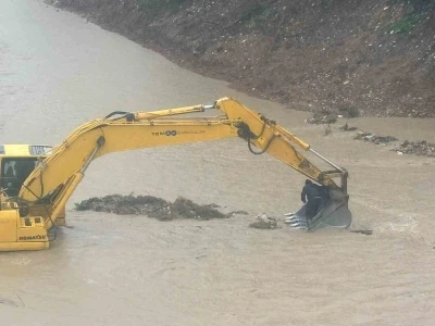 Mersin&rsquo;de aracıyla &ccedil;aya d&uuml;şen s&uuml;r&uuml;c&uuml; kurtarıldı
