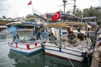 Mersin&rsquo;de balık&ccedil;ılara ekipman desteği s&uuml;r&uuml;yor

