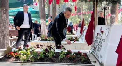 Mersin&rsquo;de bayramda şehitlik unutulmadı

