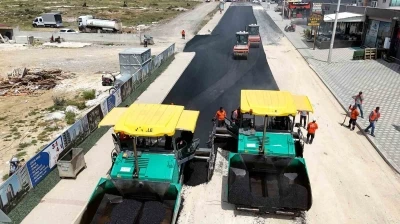 Mersin&rsquo;de bozulan yollar sıcak asfaltla yenilendi
