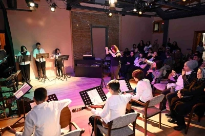 Mersin&rsquo;de &ccedil;ocuk kamp&uuml;s&uuml; &ouml;ğrencilerinden sanat ş&ouml;leni
