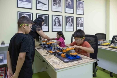 Mersin’de çocuklar, tasarım atölyesinde üretmeyi öğreniyor
