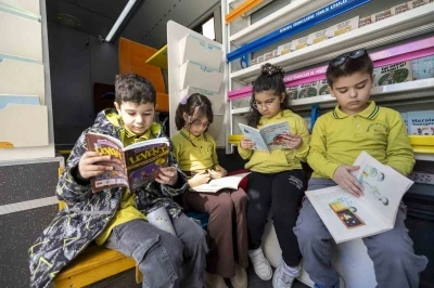 Mersin&rsquo;de &ccedil;ocuklar tiyatro ve Kitob&uuml;s ile buluştu
