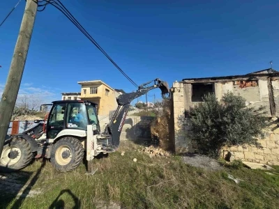 Mersin&rsquo;de &ccedil;&ouml;kme riski taşıyan metruk bina yıkıldı

