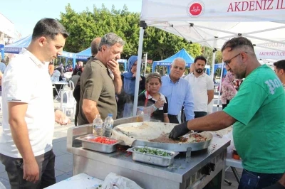 Mersin’de dönerden tantuniye hayır çarşısı yoğun ilgi gördü

