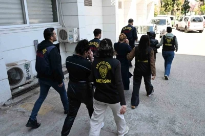 Mersin&rsquo;de evleri soyan kadın hırsızlar minib&uuml;ste polise yakalandı
