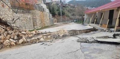 Mersin&rsquo;de heyelan: Yol yarıldı, evler zarar g&ouml;rd&uuml;
