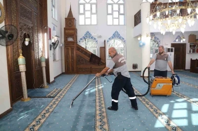 Mersin’de ibadethaneler temizleniyor, halılar yıkanıp dezenfekte ediliyor
