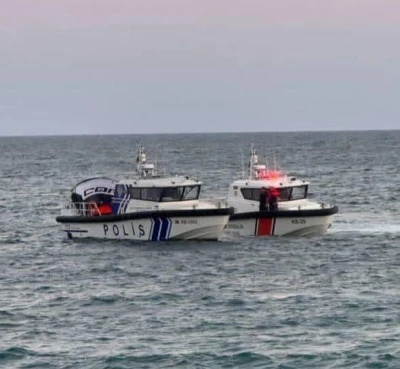 Mersin’de iki ayrı paraşüt kazası: Biri direğe takıldı, diğeri denize düştü
