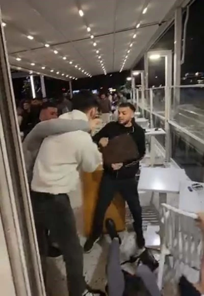 Mersin’de kafedeki kavgada yumruklar havada uçuştu
