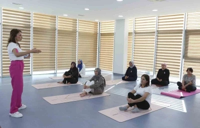 Mersin’de meme kanseri farkındalık etkinliğinde kadınlar yoga yaptı
