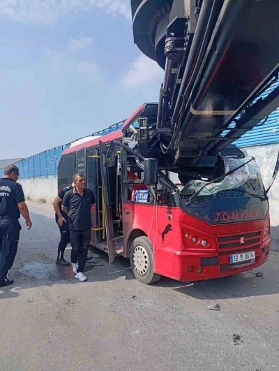 Mersin&rsquo;de minib&uuml;s ile vin&ccedil; &ccedil;arpıştı: 1 yaralı
