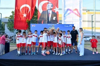 Mersin&rsquo;de minik futbolcuların şenlik heyecanı sona erdi
