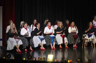 Mersin&rsquo;de &lsquo;Naftalin Kokulu Anılar Sandığı&rsquo; konseri izleyenleri ge&ccedil;mişe g&ouml;t&uuml;rd&uuml;
