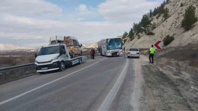 Mersin&rsquo;de otob&uuml;sle minib&uuml;s &ccedil;arpıştı, kaza ucuz atlatıldı: 2 yaralı
