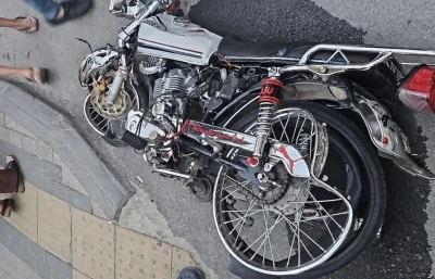 Mersin&rsquo;de otomobille &ccedil;arpışan motosiklet s&uuml;r&uuml;c&uuml;s&uuml; ağır yaralandı
