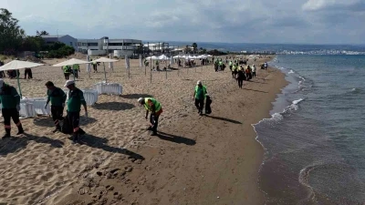 Mersin&rsquo;de sahiller &ccedil;evre haftasında temizlendi
