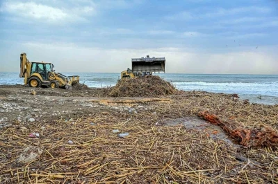Mersin&rsquo;de selin izleri sahillerden siliniyor
