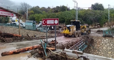 Mersin&rsquo;de selin izleri silinmeye &ccedil;alışılıyor
