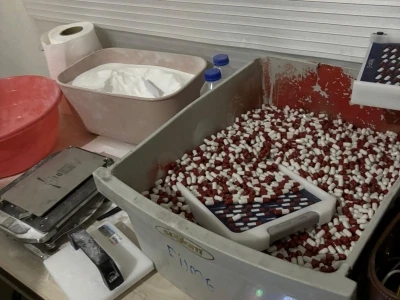 Mersin&rsquo;de sentetik ecza imalathanesine operasyon: Binlerce hap ele ge&ccedil;irildi, 2 tutuklama
