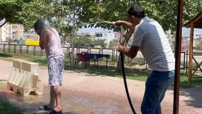 Mersin’de sıcakla mücadele: Serinlemek için her yolu denediler

