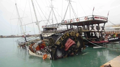 Mersin&rsquo;de şiddetli yağış ve fırtına gezi teknesini batırdı

