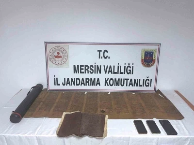 Mersin&rsquo;de tarihi eser operasyonu: Tevrat ve el yazması eser ele ge&ccedil;irildi

