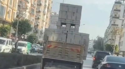 Mersin&rsquo;de tehlikeli y&uuml;kleme yapan kamyon s&uuml;r&uuml;c&uuml;s&uuml;ne ceza yağdı
