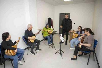 Mersin&rsquo;de &uuml;cretsiz m&uuml;zik kurslarında sezon sona eriyor
