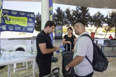 Mersin’de üniversiteli gençler şehrin girişinde karşılanıyor
