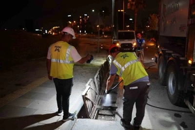 Mersin&rsquo;de yağmur suyu hatları temizleniyor
