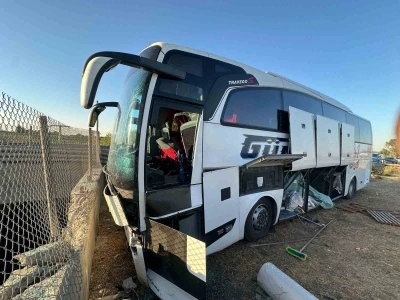 Mersin’de yolcu otobüsü refüje girdi: 13 yaralı

