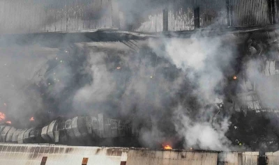 Mersin&rsquo;deki plastik ham madde deposunda &ccedil;ıkan yangın kontrol altına alındı
