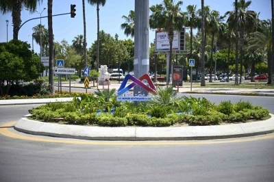 Mersin&rsquo;i yaz &ccedil;i&ccedil;ekleri s&uuml;sl&uuml;yor
