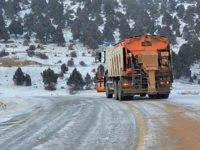 Mersin&rsquo;in y&uuml;ksek kesimlerinde karla m&uuml;cadele
