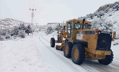 Mersin&rsquo;in y&uuml;ksek kesimlerinde karla m&uuml;cadele s&uuml;r&uuml;yor
