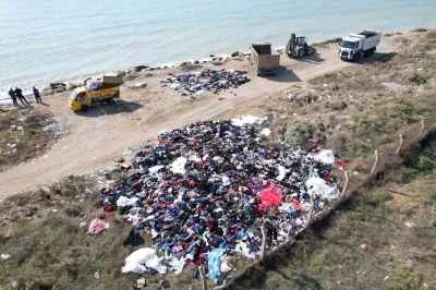 Mersin sahilinde tepki çeken görüntü: Tonlarca tekstil atığı sahile döküldü
