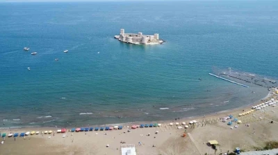Mersin sahilleri 9 g&uuml;nl&uuml;k tatili fırsat bilen aileleri ağırlamaya başladı
