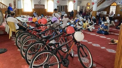 Mersinli imam,çeyrek asırdır çocukları ödüllendiriyor
